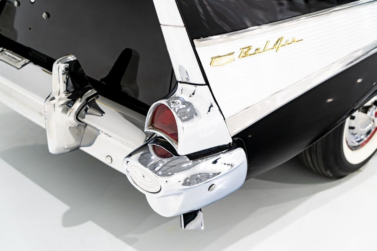 Chevrolet Bel Air Beautifully presented. Restored in desirable color combo | PRIX EN USD 1957 Noir Montréal - photo #49