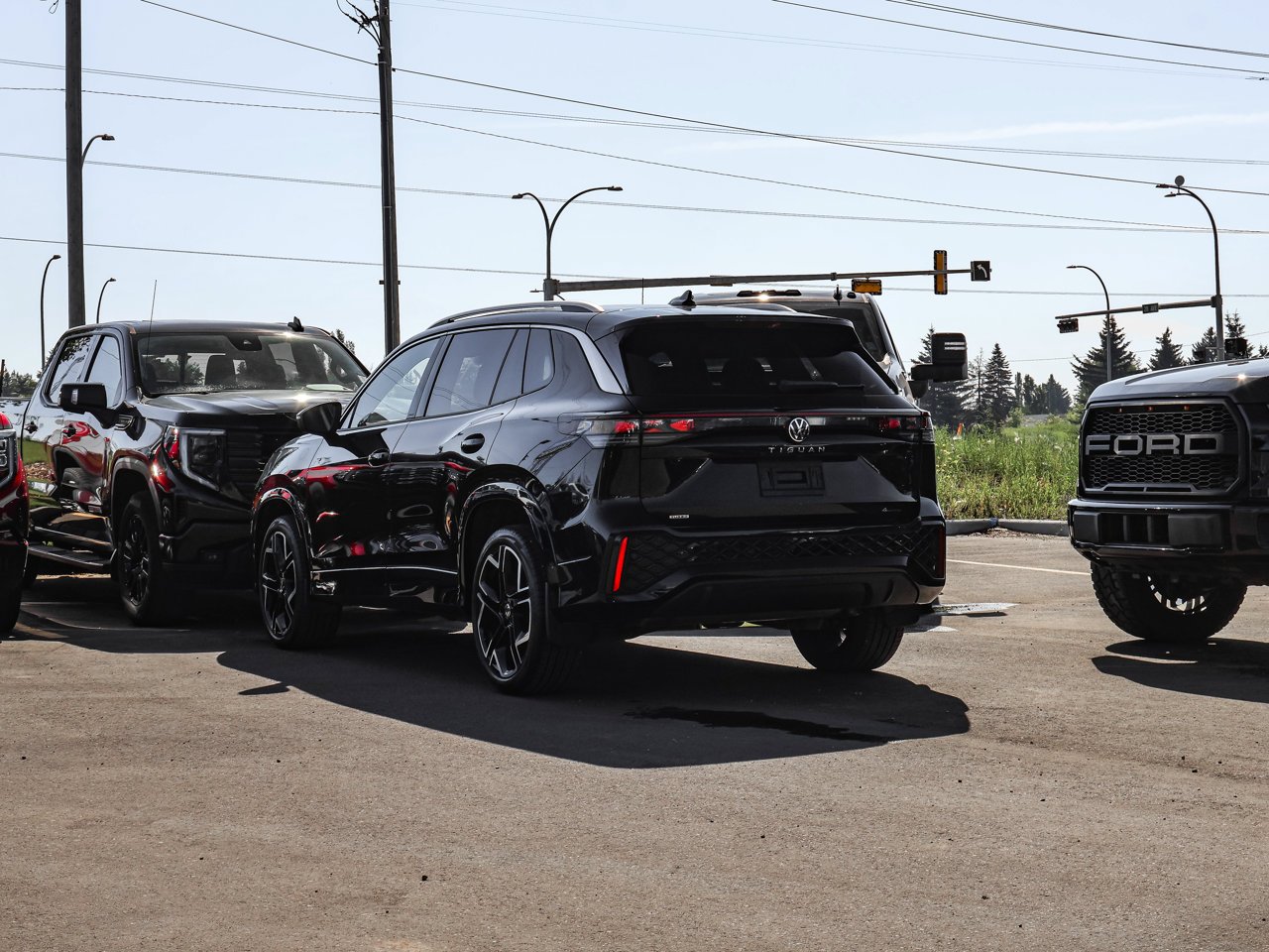 2026 Volkswagen Tiguan Highline Turbo R-Line 4MOTION Black Sherwood Park - photo #5