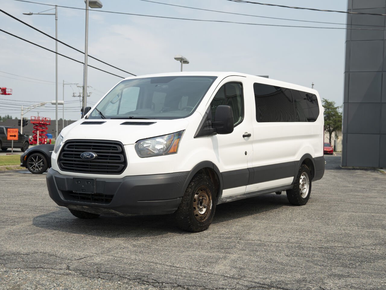 Ford Transit tourisme | T-150 XL toit bas 130 po porte pivotante côté passager 2018 Blanc Val-d'Or - photo #0
