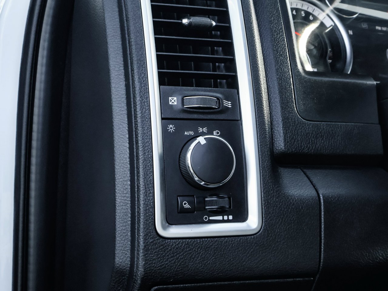 2022 Ram 1500 Classic Warlock 4x4 Crew Cab 5'7 Box White Sherwood Park - photo #19