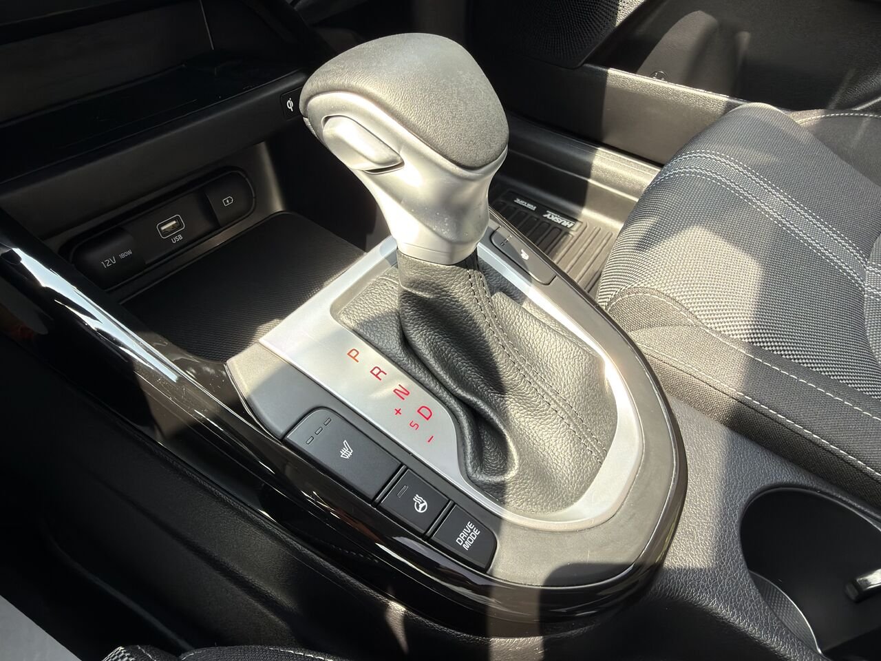 2024 Kia Forte White Thetford Mines - photo #25