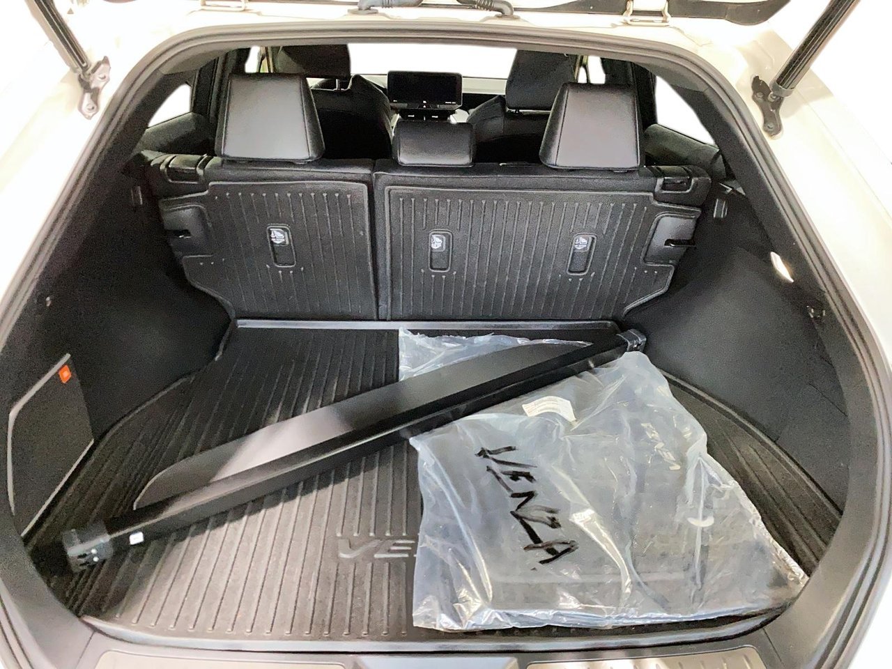 Toyota Venza NIV JTEAAAAH0MJ065339 2021 Blanc Chicoutimi - photo #4