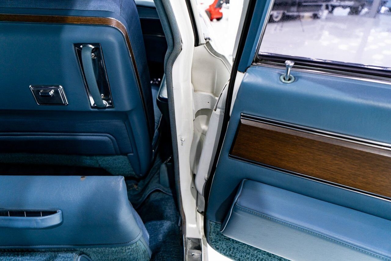 Cadillac Fleetwood **PRICE IN USD** Factory Limo dual AC with only 18,892 miles 1966 Blanc Montréal - photo #59