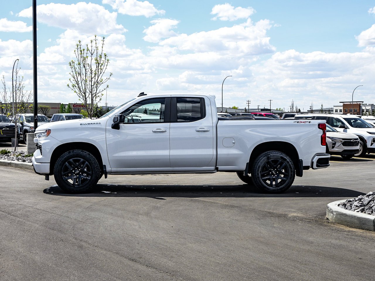 2025 Chevrolet Silverado 1500 4WD Double Cab 147 RST White Sherwood Park - photo #9