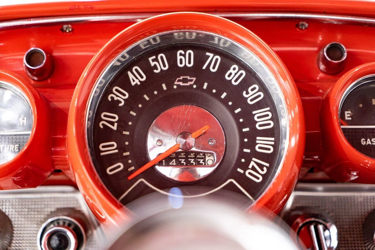 Chevrolet Bel Air Beautifully presented. Restored in desirable color combo | PRIX EN USD 1957 Noir Montréal - photo #66