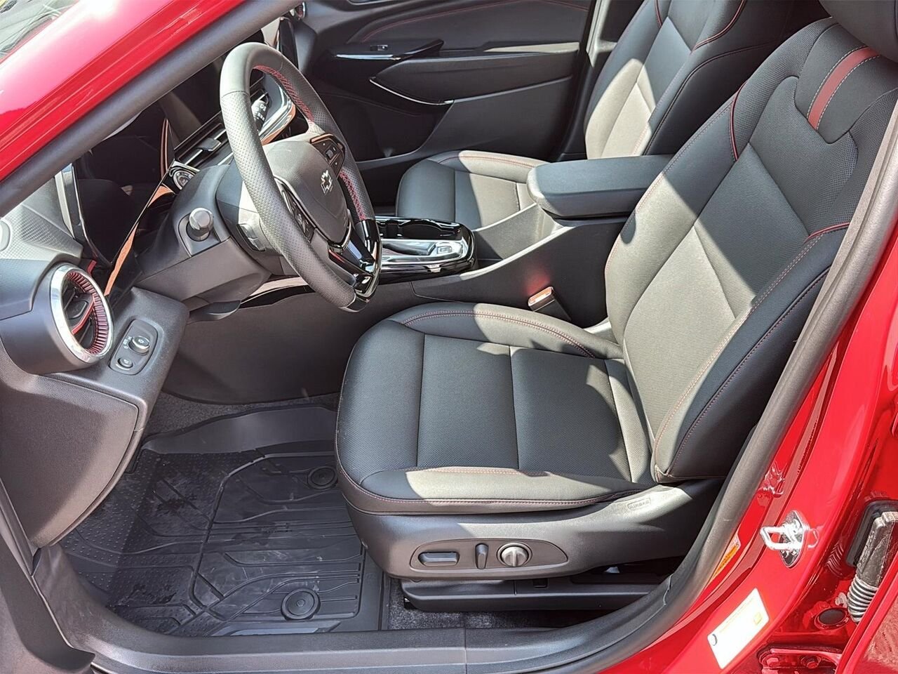 Chevrolet Trax 2RS 4 portes TA 2026 Rouge sommet Saint-Hyacinthe - photo #8