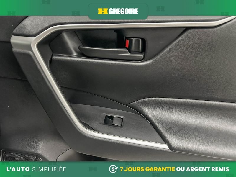 2019 Toyota Rav 4 White Laval - photo #17