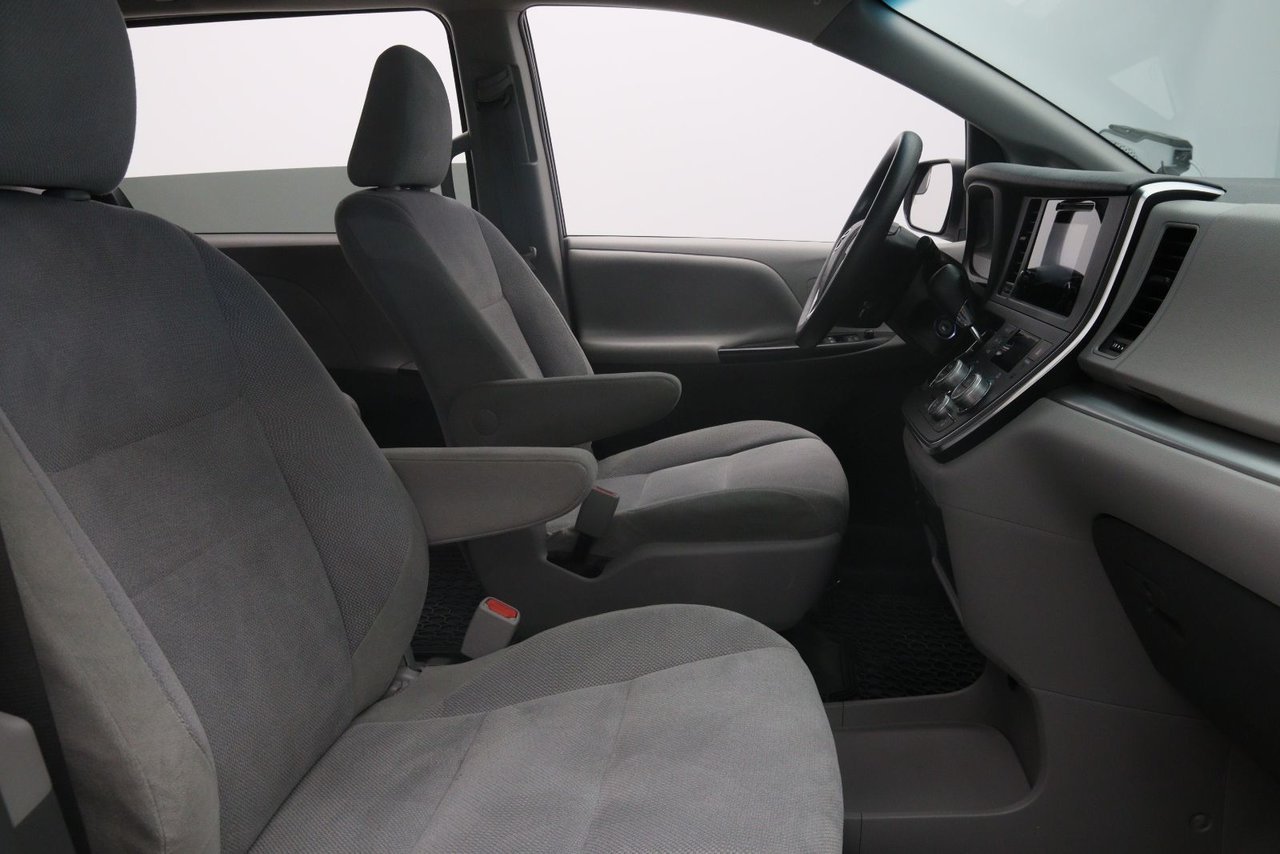 2016 Toyota Sienna VIN 5TDZK3DC0GS693246 White Chicoutimi - photo #16
