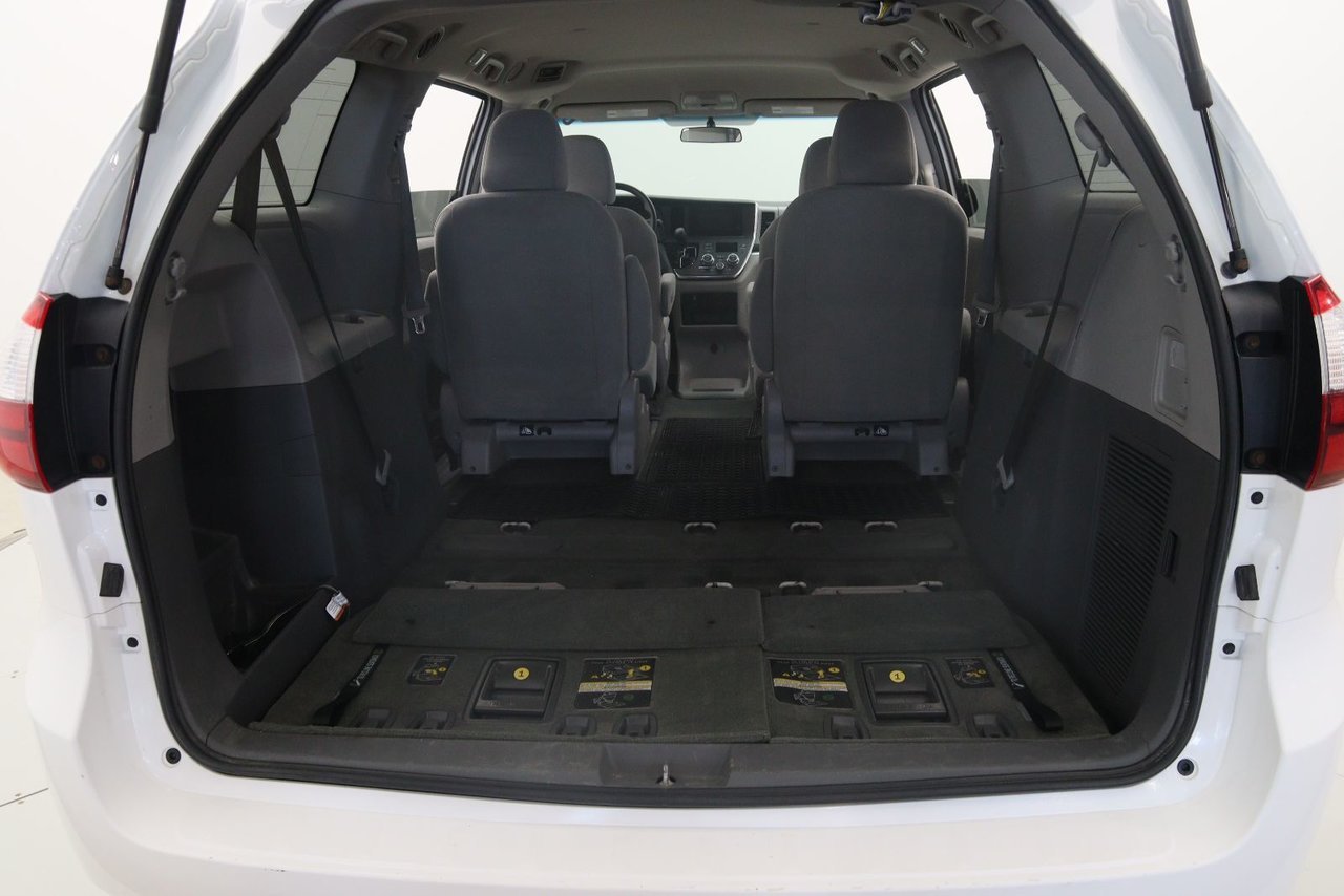 2016 Toyota Sienna VIN 5TDZK3DC0GS693246 White Chicoutimi - photo #18