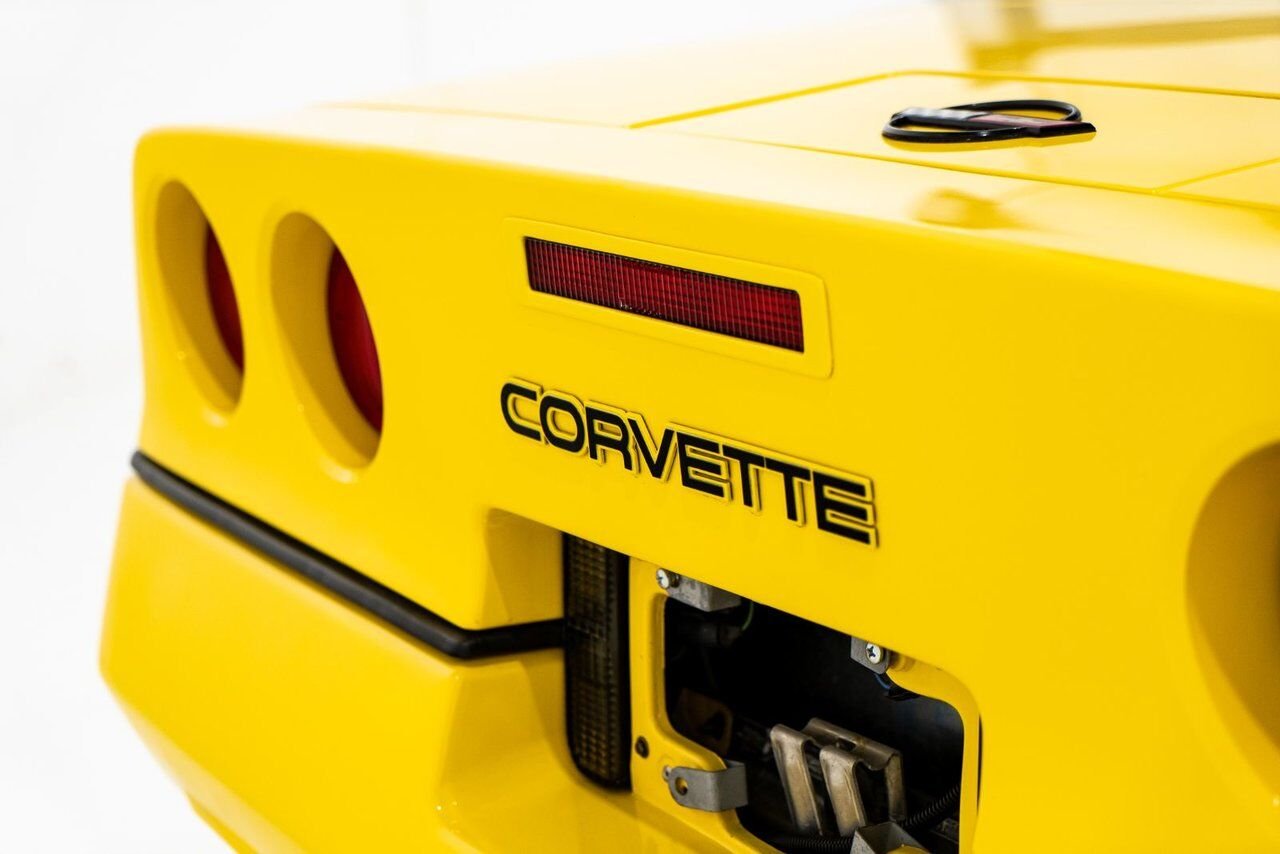 1986 Chevrolet Corvette Pace Car livery with only 17,380km (10,800miles) Yellow Montreal - photo #5