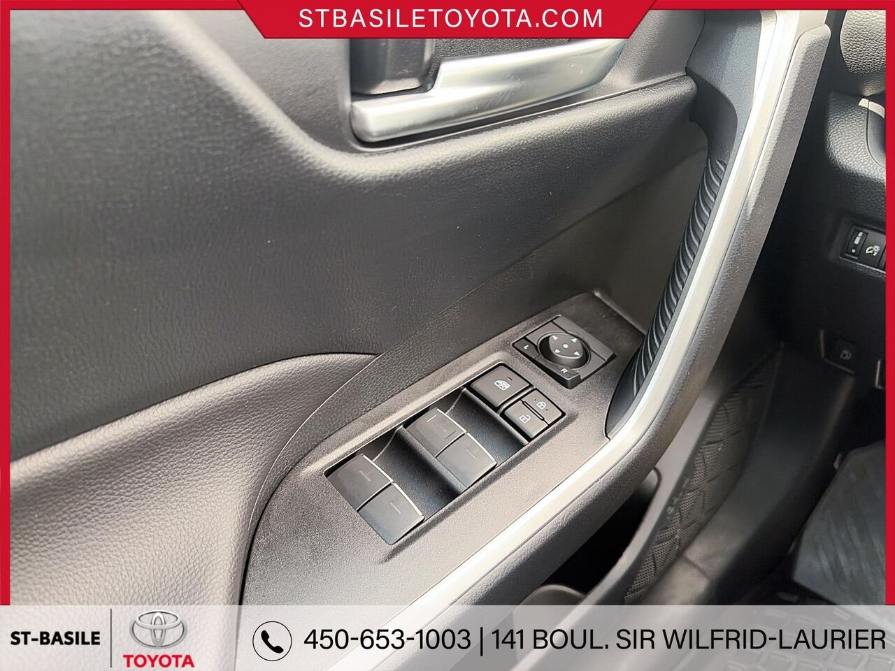 Toyota RAV4 Hybride 2025 Ciel argent métallisé Saint-Basile-le-Grand - photo #14