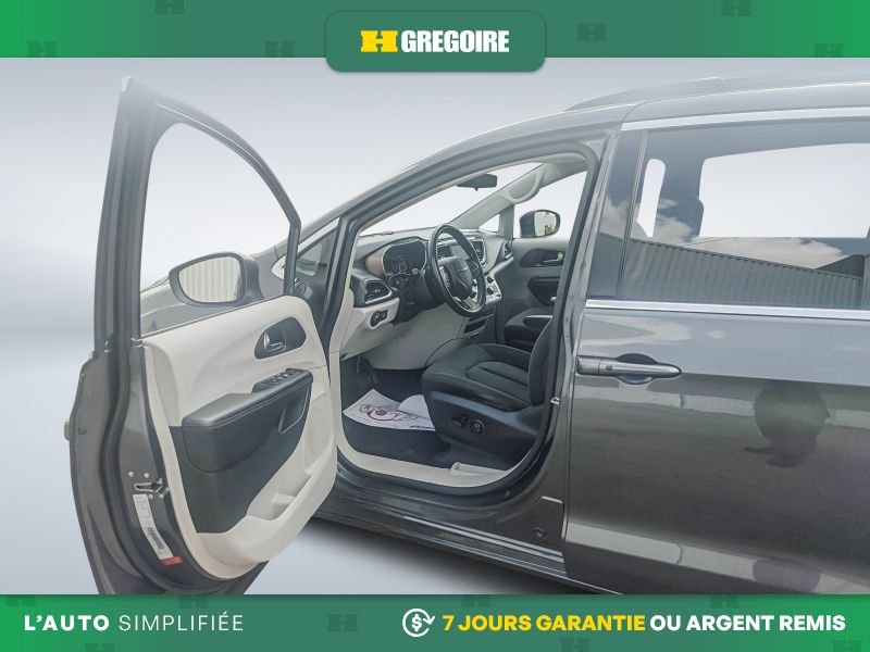 2019 Chrysler Pacifica Grey Laval - photo #11