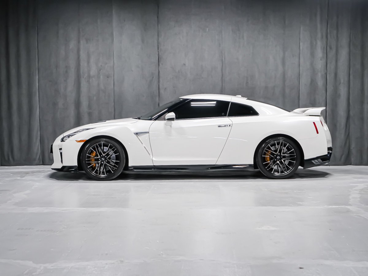 2023 Nissan GT-R PREMIUM White Montreal - photo #2