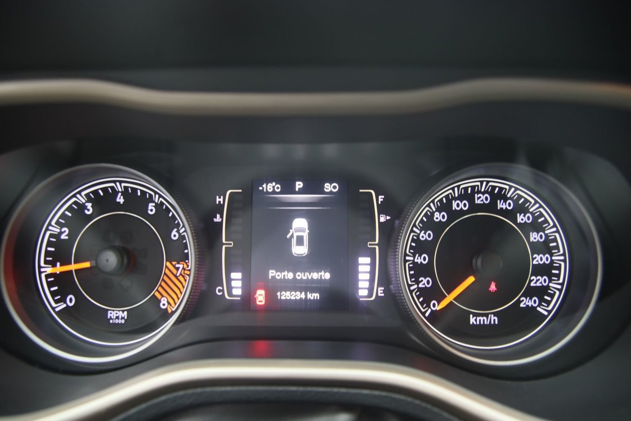 2015 Jeep Cherokee VIN 1C4PJMAS2FW729092 Grey Chicoutimi - photo #11