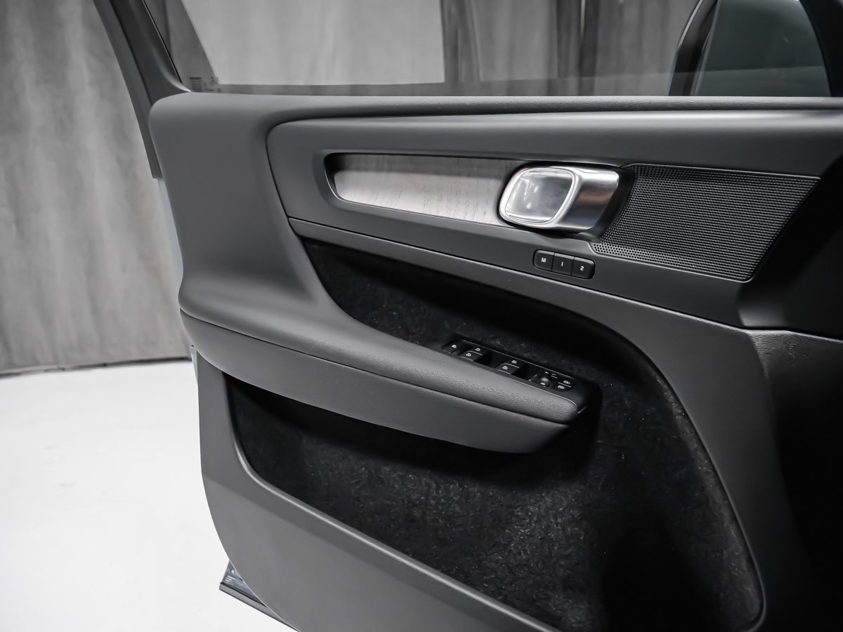 2023 Volvo XC40 B4 CORE CLIMATE Grey Montreal - photo #9