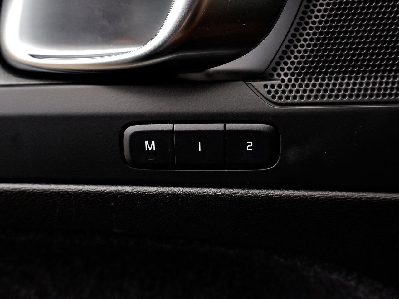 2025 Volvo XC40 B5 AWD Core Bright Theme Grey Sherwood Park - photo #17