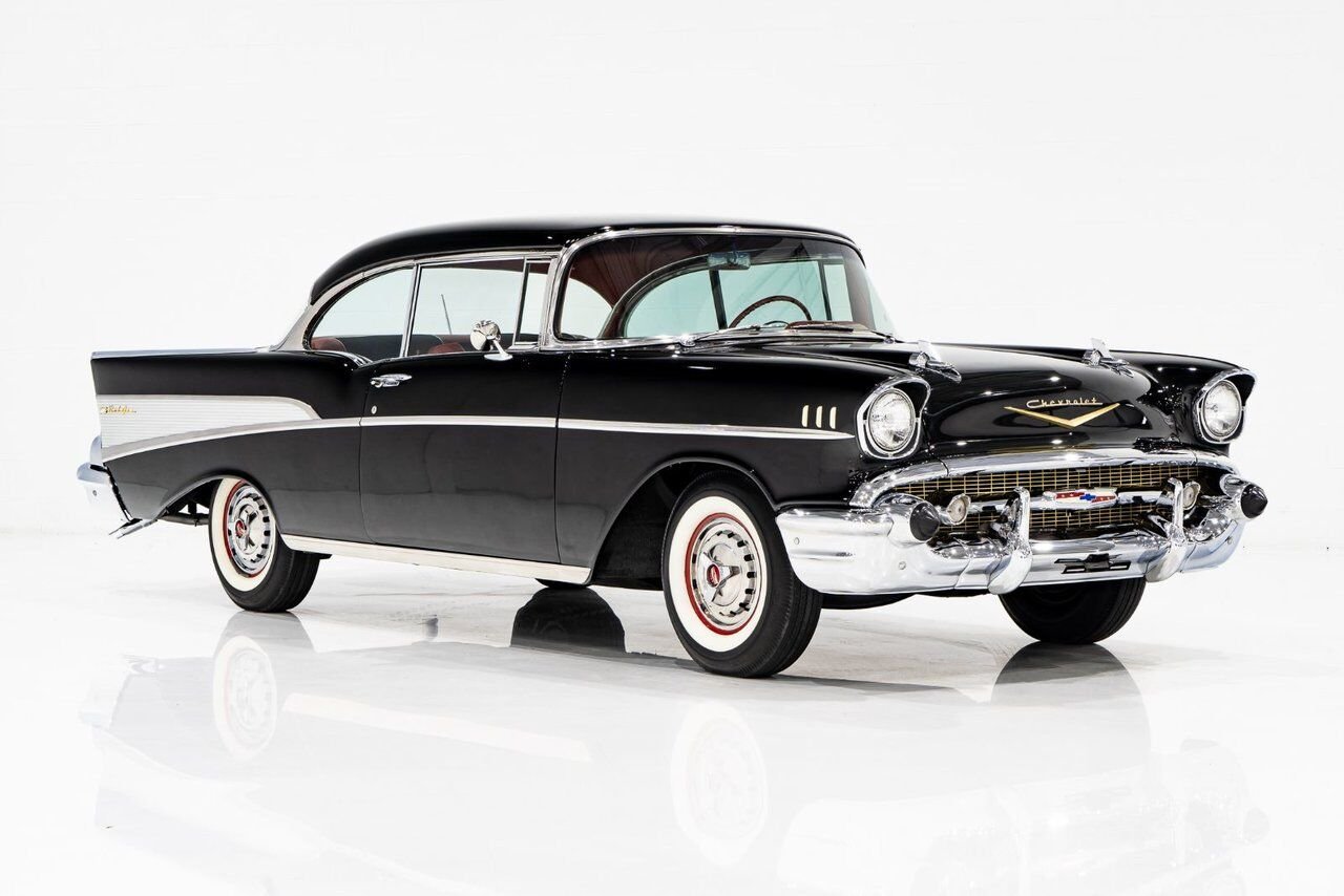 Chevrolet Bel Air Beautifully presented. Restored in desirable color combo | PRIX EN USD 1957 Noir Montréal - photo #37