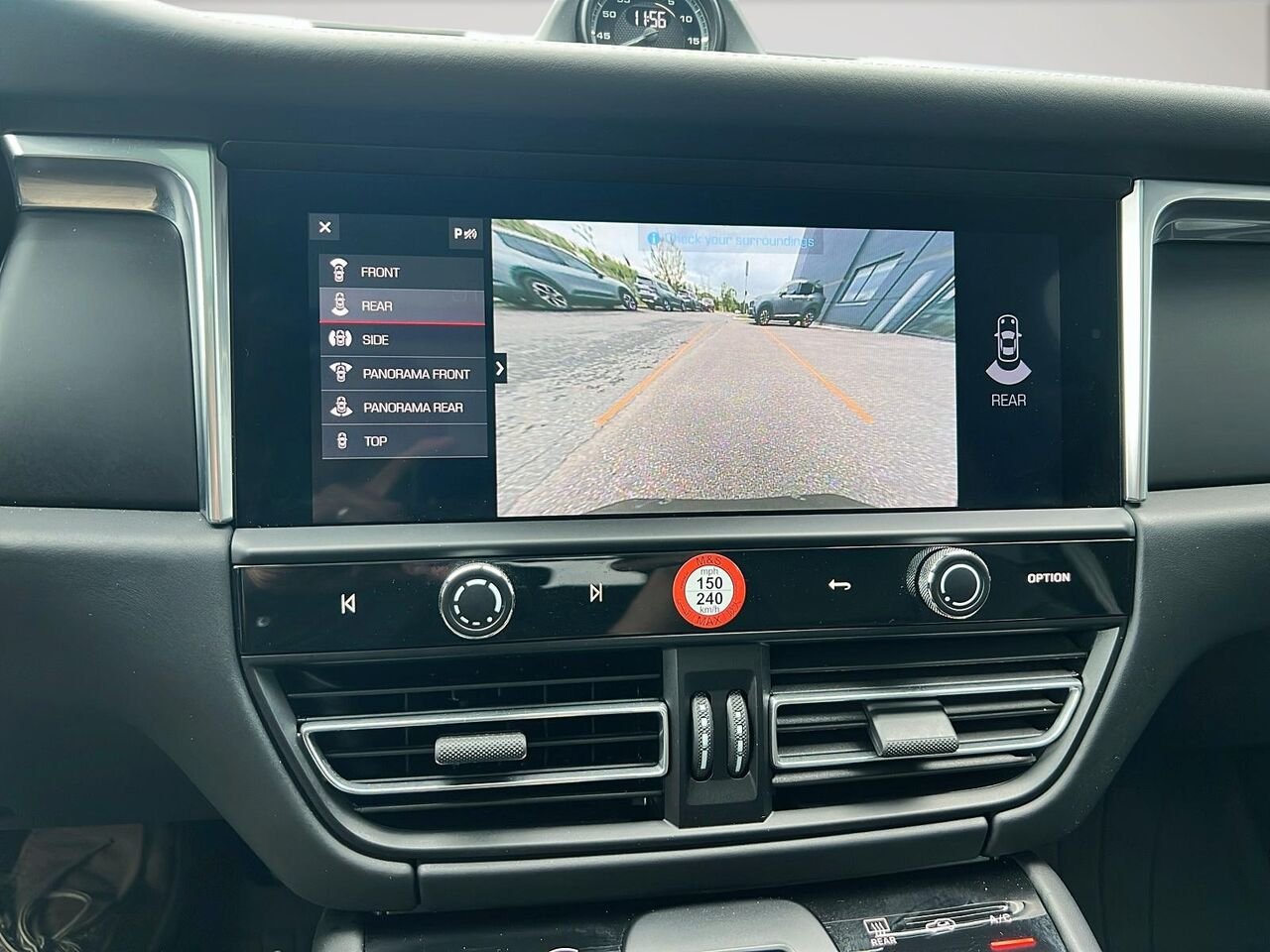 2023 Porsche MACAN Black Québec - photo #17