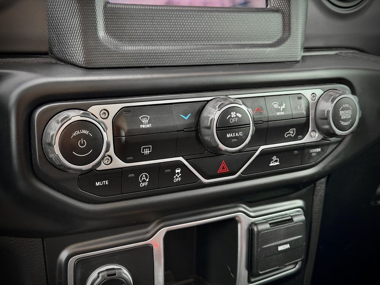 2022 Jeep Wrangler Silver Notre-Dame-des-Prairies - photo #25