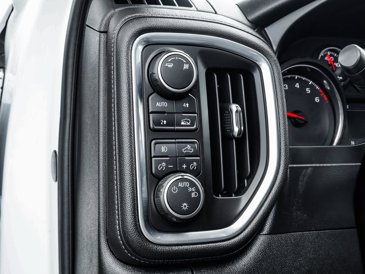 2019 Chevrolet Silverado 1500 4WD Crew Cab 147 RST White Sherwood Park - photo #19