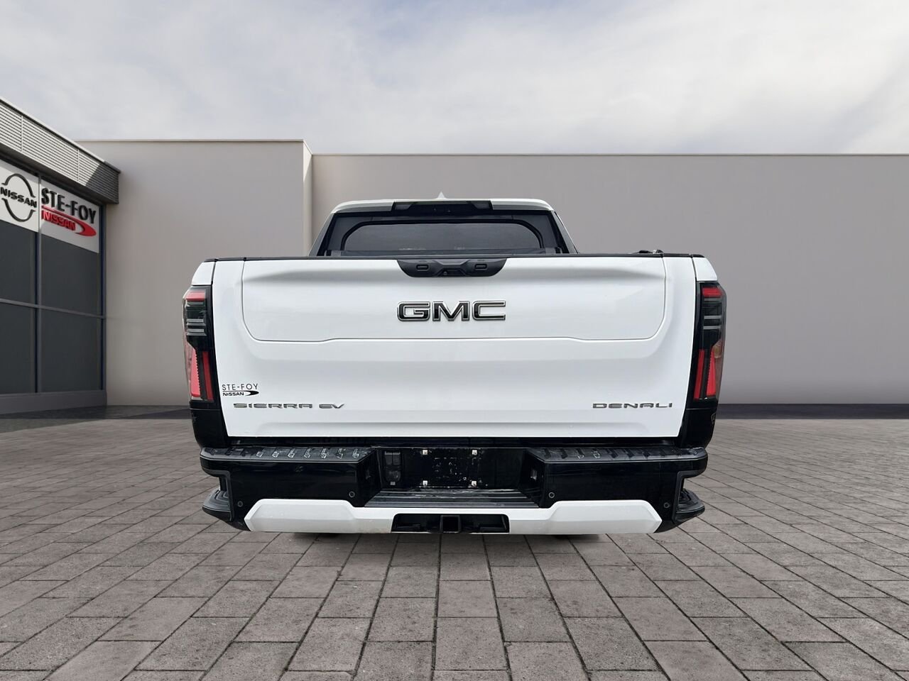2025 GMC Sierra EV DENALI White Québec - photo #2