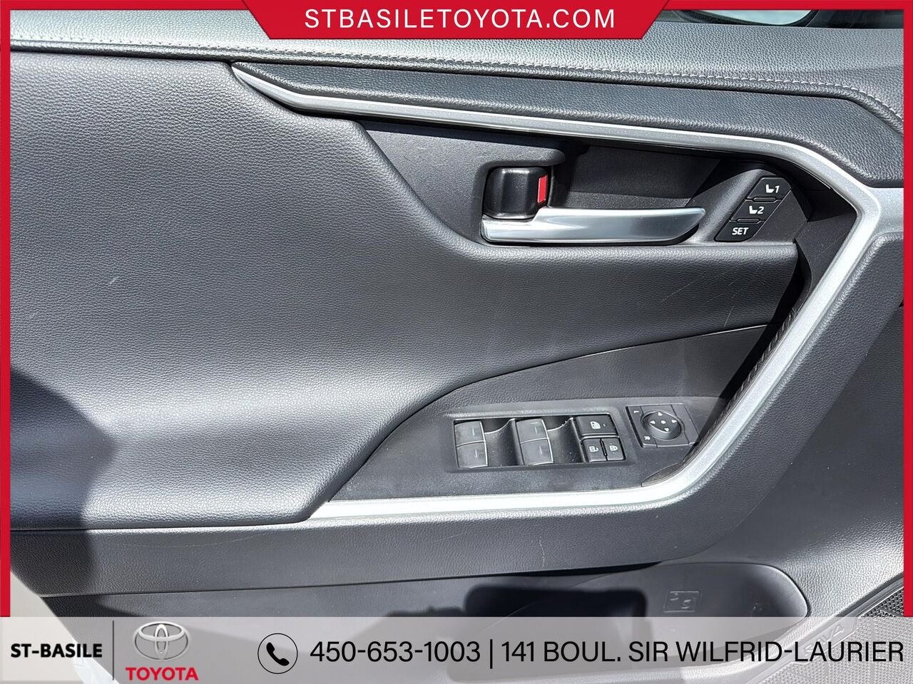 Toyota RAV4 Hybride 2023 Frisson glacé nacré Saint-Basile-le-Grand - photo #13