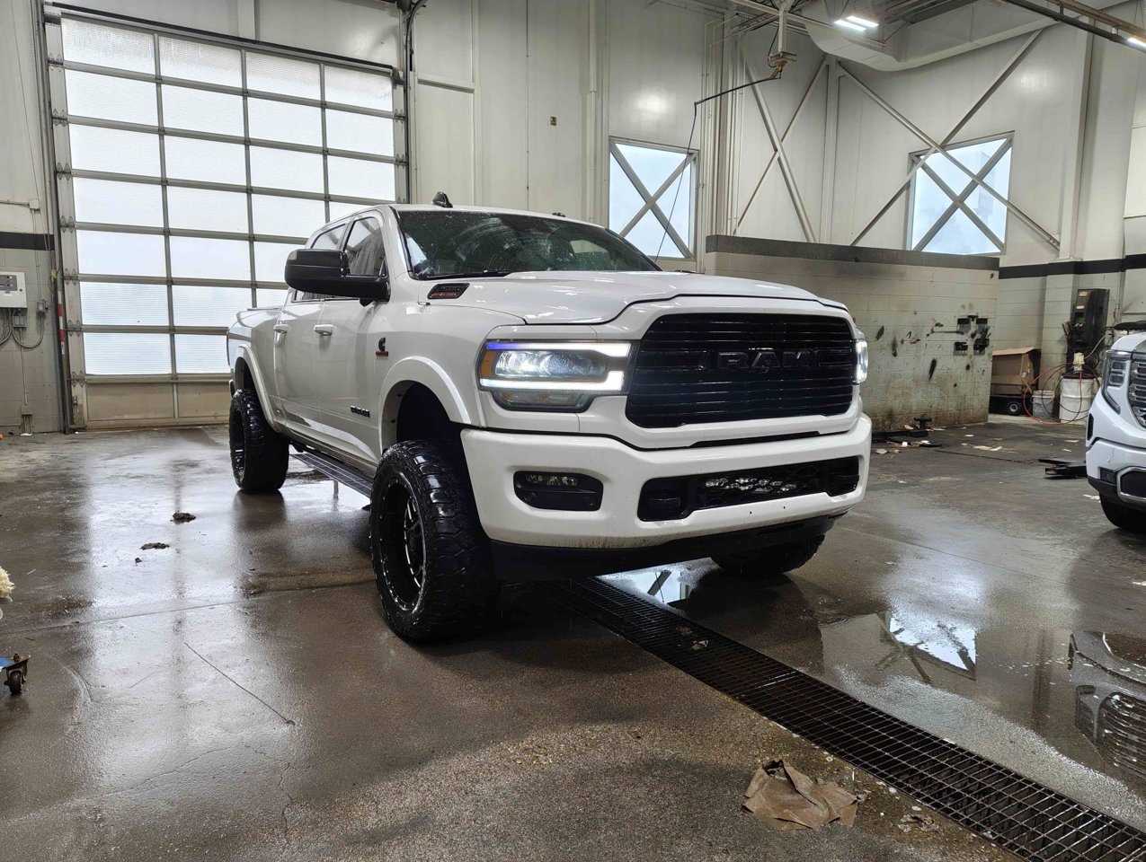 2021 Ram 2500 Laramie 4x4 Crew Cab 6'4 Box White Sherwood Park - photo #2
