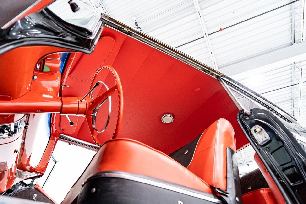 Chevrolet Bel Air Beautifully presented. Restored in desirable color combo | PRIX EN USD 1957 Noir Montréal - photo #12