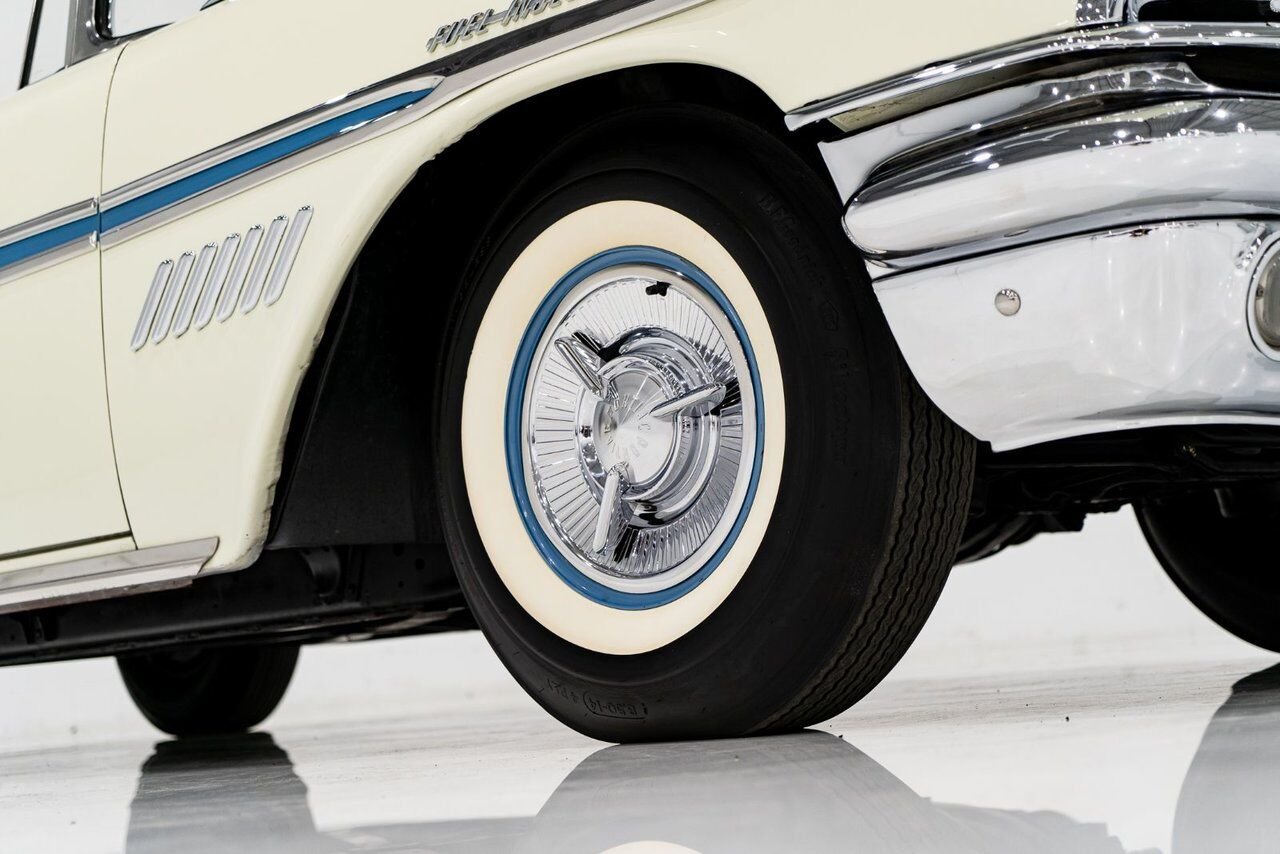 1957 Pontiac Bonneville *PRICE IN USD* Fuel injected 347/315HP 1 of 630 produced White Montreal - photo #5