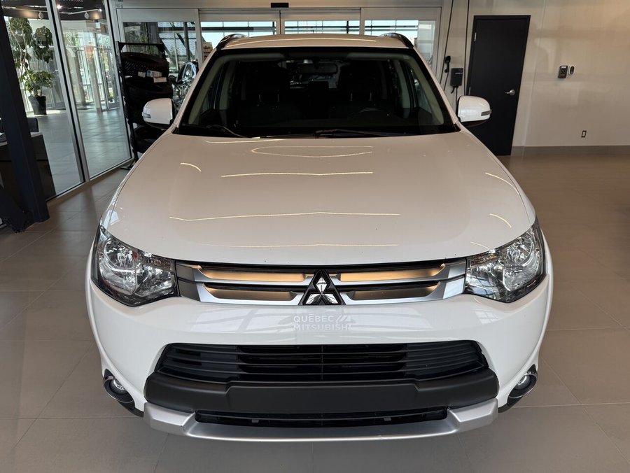 Mitsubishi Outlander SE AWD, 7 passagers, Démarreur à distance 2015 Blanc