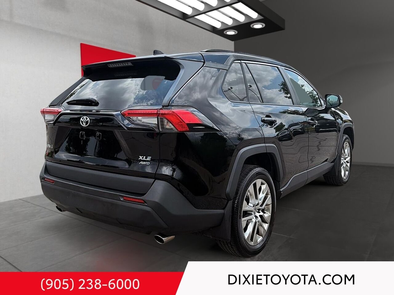 2021 Toyota RAV4 XLE PREMIUM AWD / HEATED SEATS / MOONROOF / LEATHER SURFACE / CARPLAY AND ANDROID AUTO Midnight Black Metallic Mississauga - photo #3