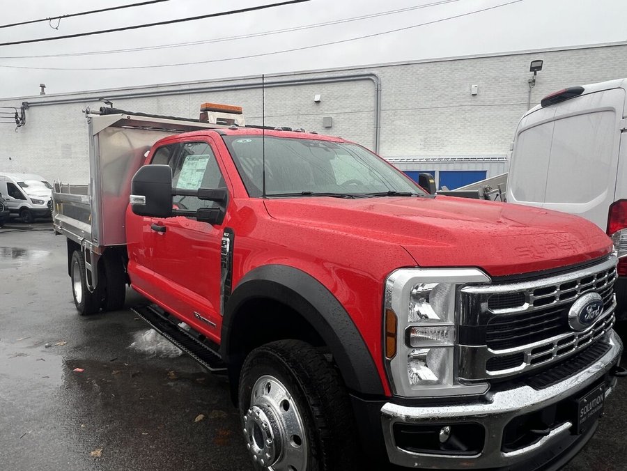 2025 Ford Super Duty F-550 DRW 2025 Red