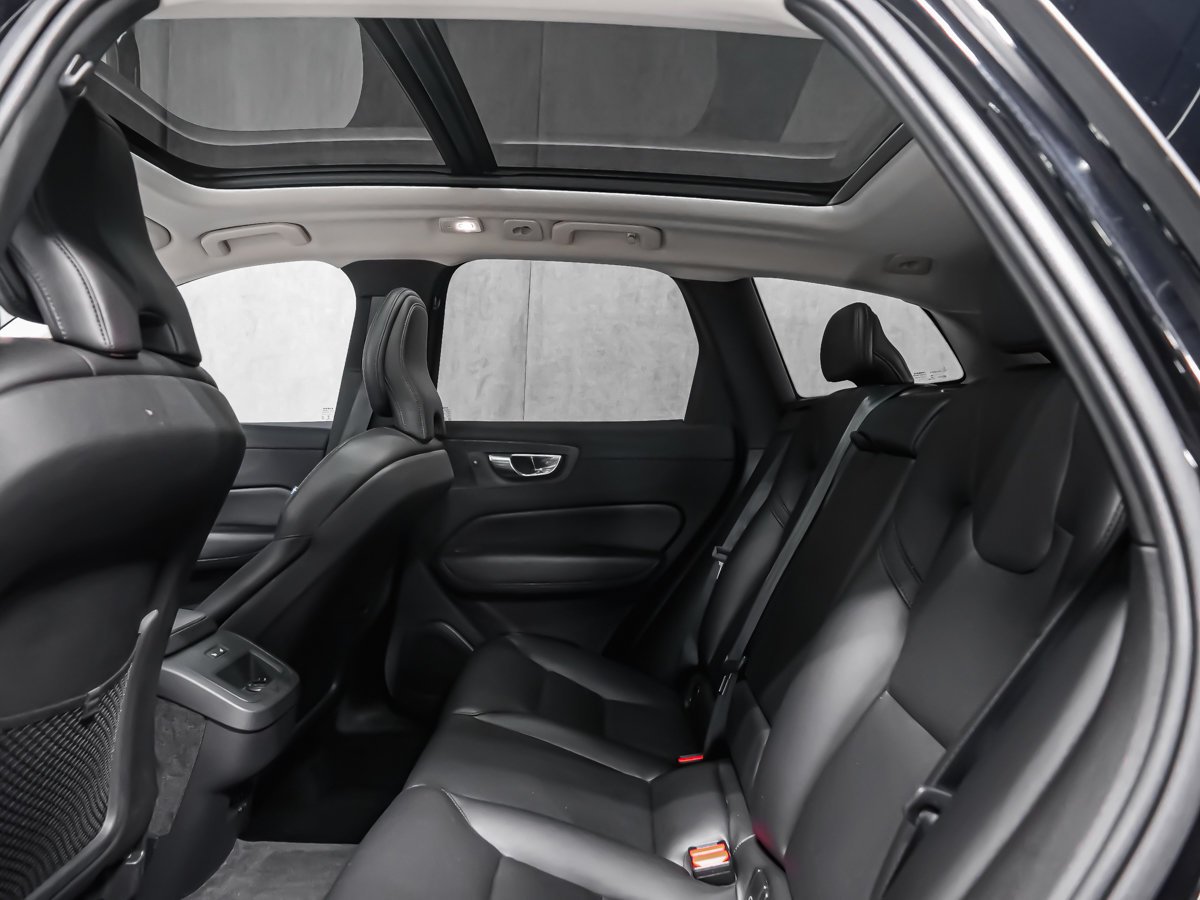 2022 Volvo XC60 B6 MOMENTUM CLIMATE PREMIUM Black Montreal - photo #12