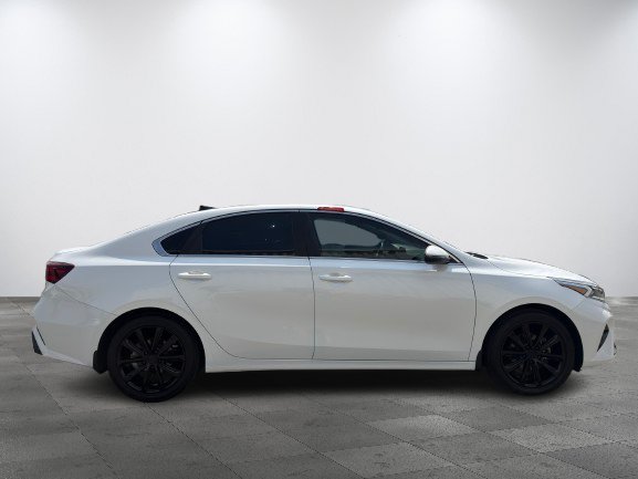 2024 Kia Forte White Thetford Mines - photo #2