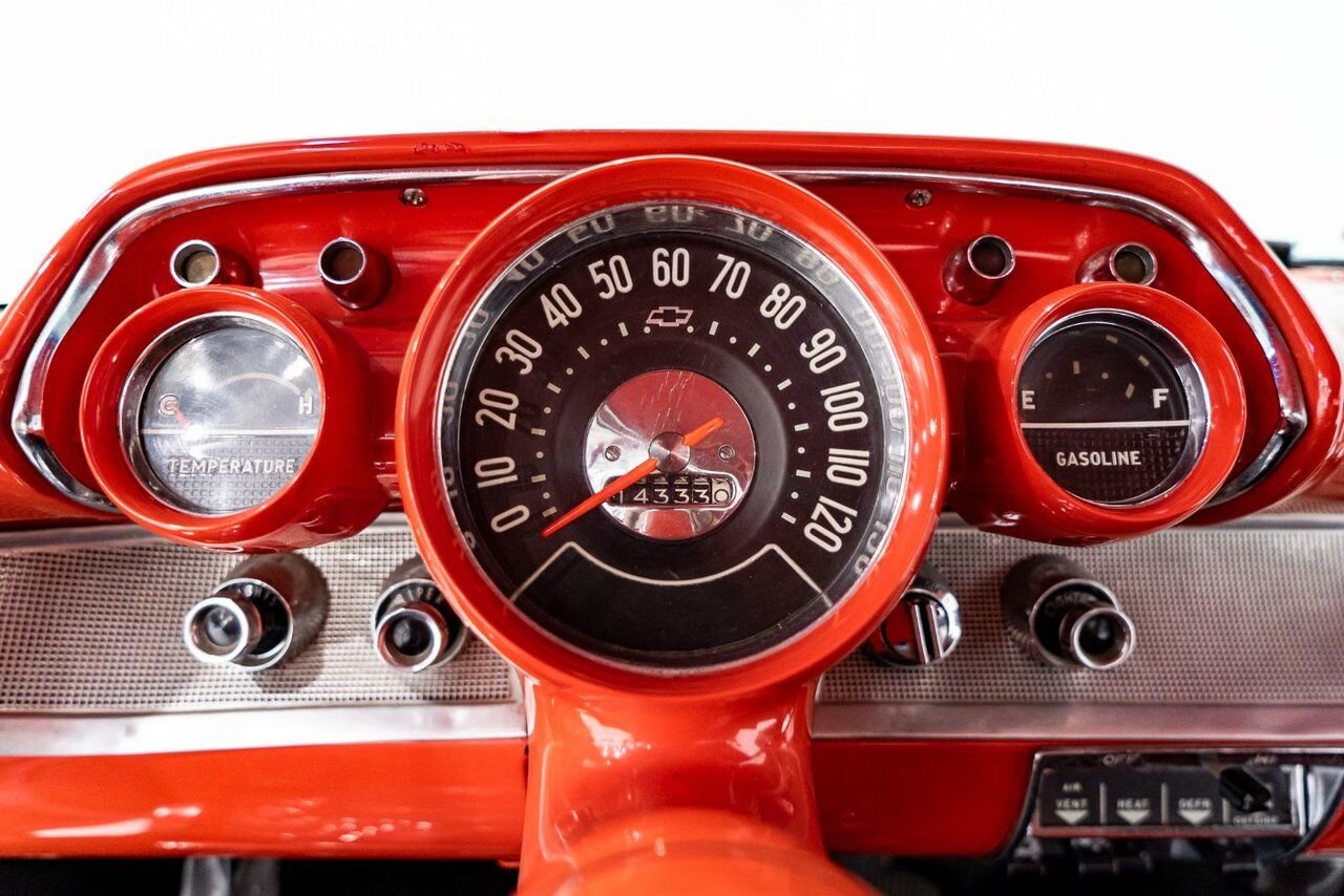 Chevrolet Bel Air Beautifully presented. Restored in desirable color combo | PRIX EN USD 1957 Noir Montréal - photo #11