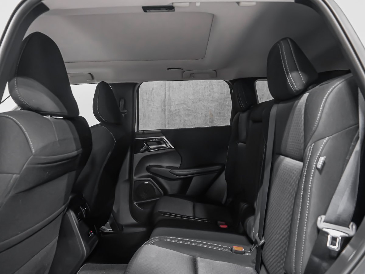 Mitsubishi Outlander PHEV SE 2026 Fini taillé diamant Blanc de qualité supérieure Montréal - photo #18