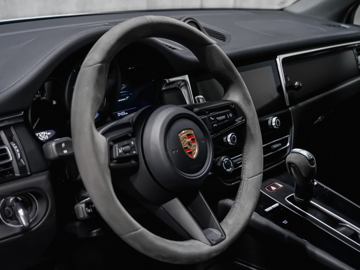 2025 Porsche Macan T Black Montreal - photo #7