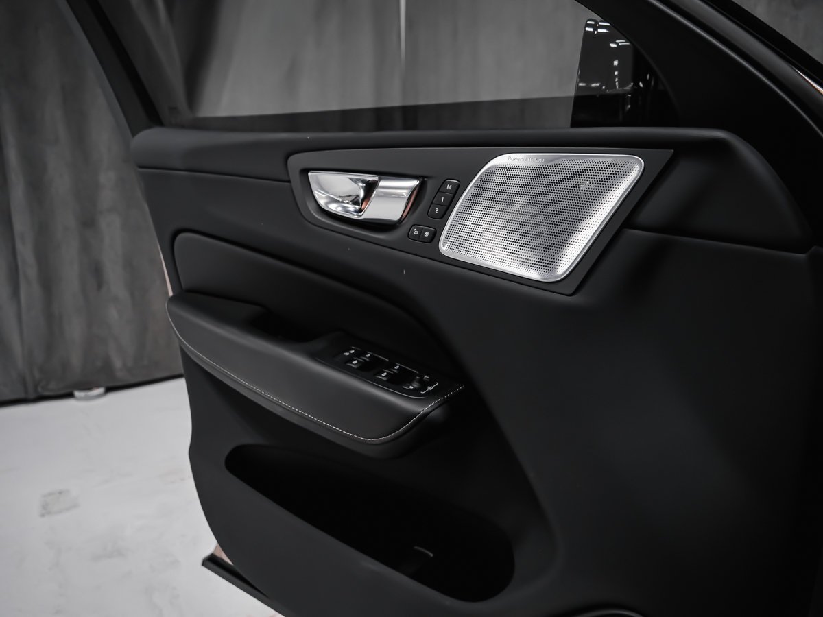 2023 Volvo XC60 Ultimate Dark Theme Purple Montreal - photo #8