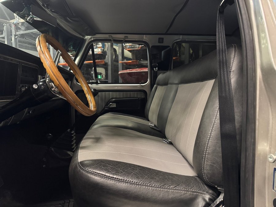 1977 Ford F-250 1977 Silver