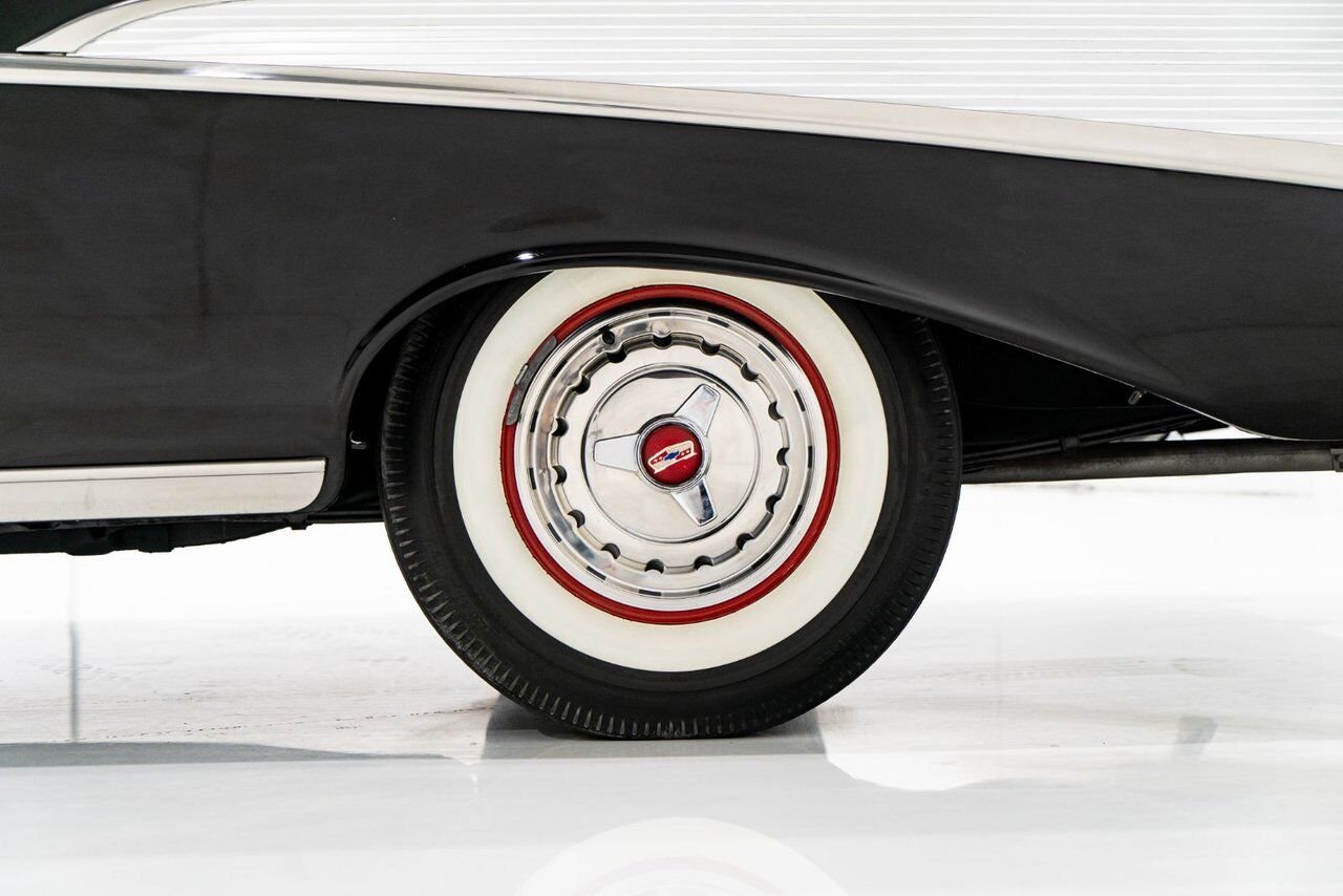 Chevrolet Bel Air Beautifully presented. Restored in desirable color combo | PRIX EN USD 1957 Noir Montréal - photo #55