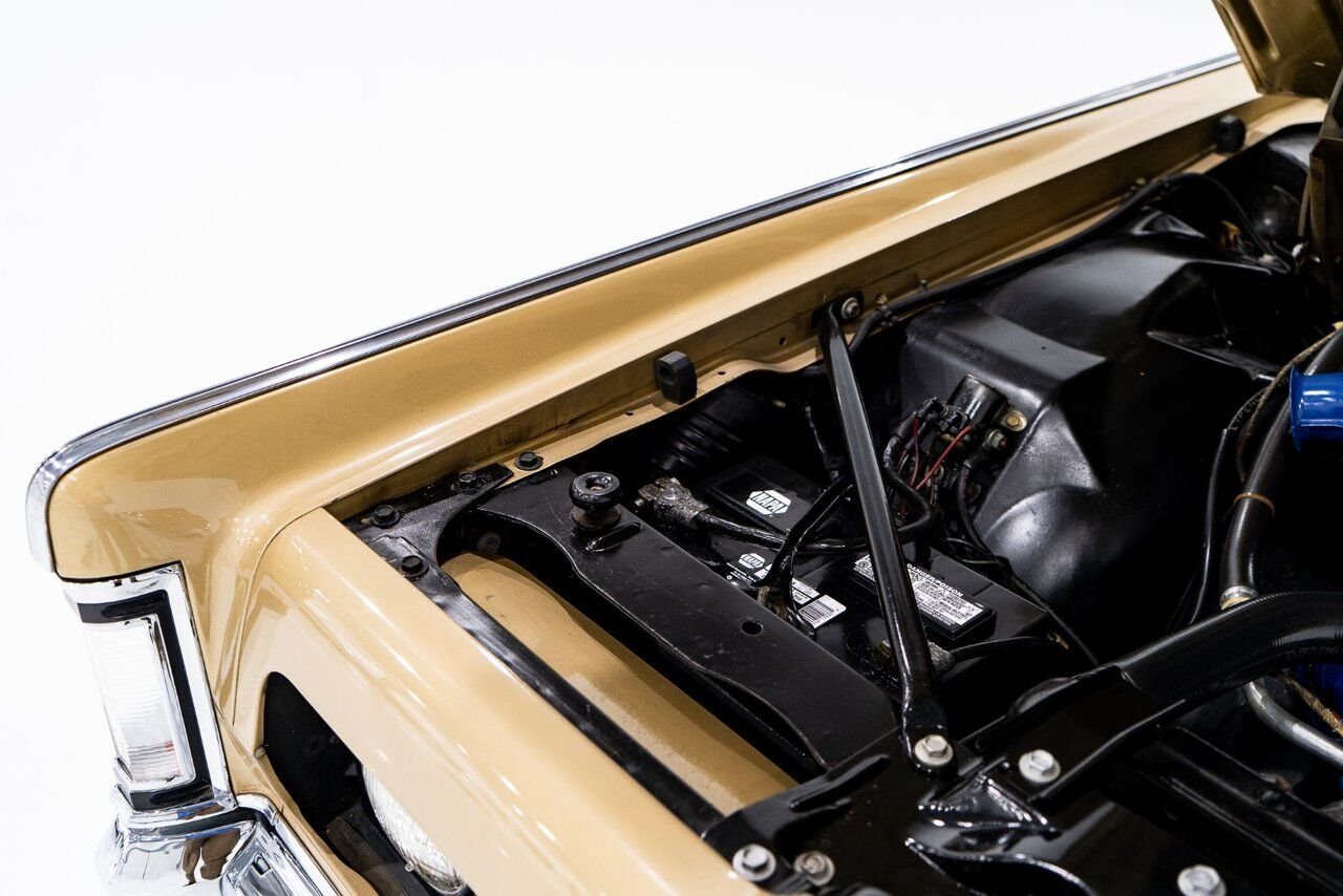 1969 Lincoln Continental Only 687 miles from new. Unrestored example **PRICE IN USD** Gold Montreal - photo #19