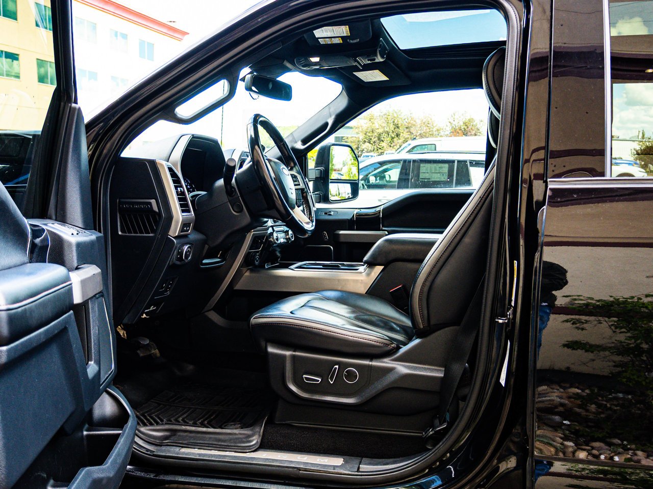 2022 Ford Super Duty F-350 SRW Platinum 4WD Crew Cab 6.75' Box Black Sherwood Park - photo #16