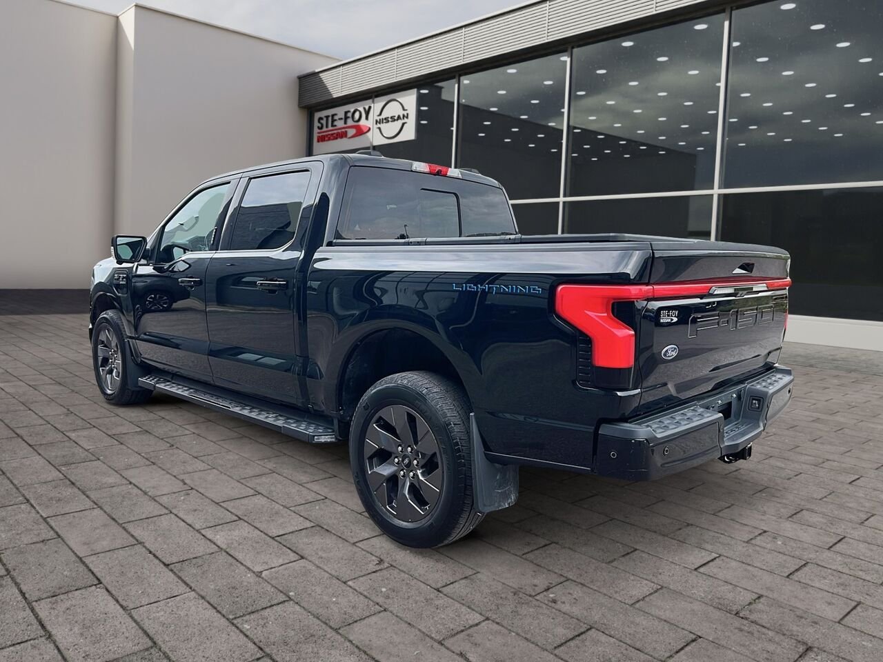 Ford F-150 Lightning LARIAT SuperCrew 4RM LONG RANGE 2022 Noir Québec - photo #3