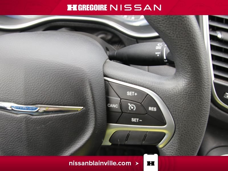 2015 Chrysler 200 White Laval - photo #15