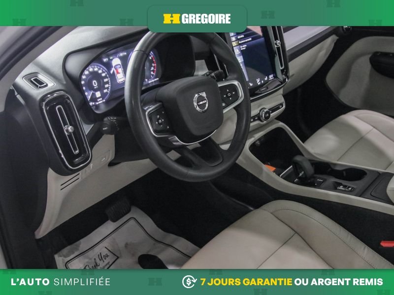 2022 Volvo XC40 White Laval - photo #23