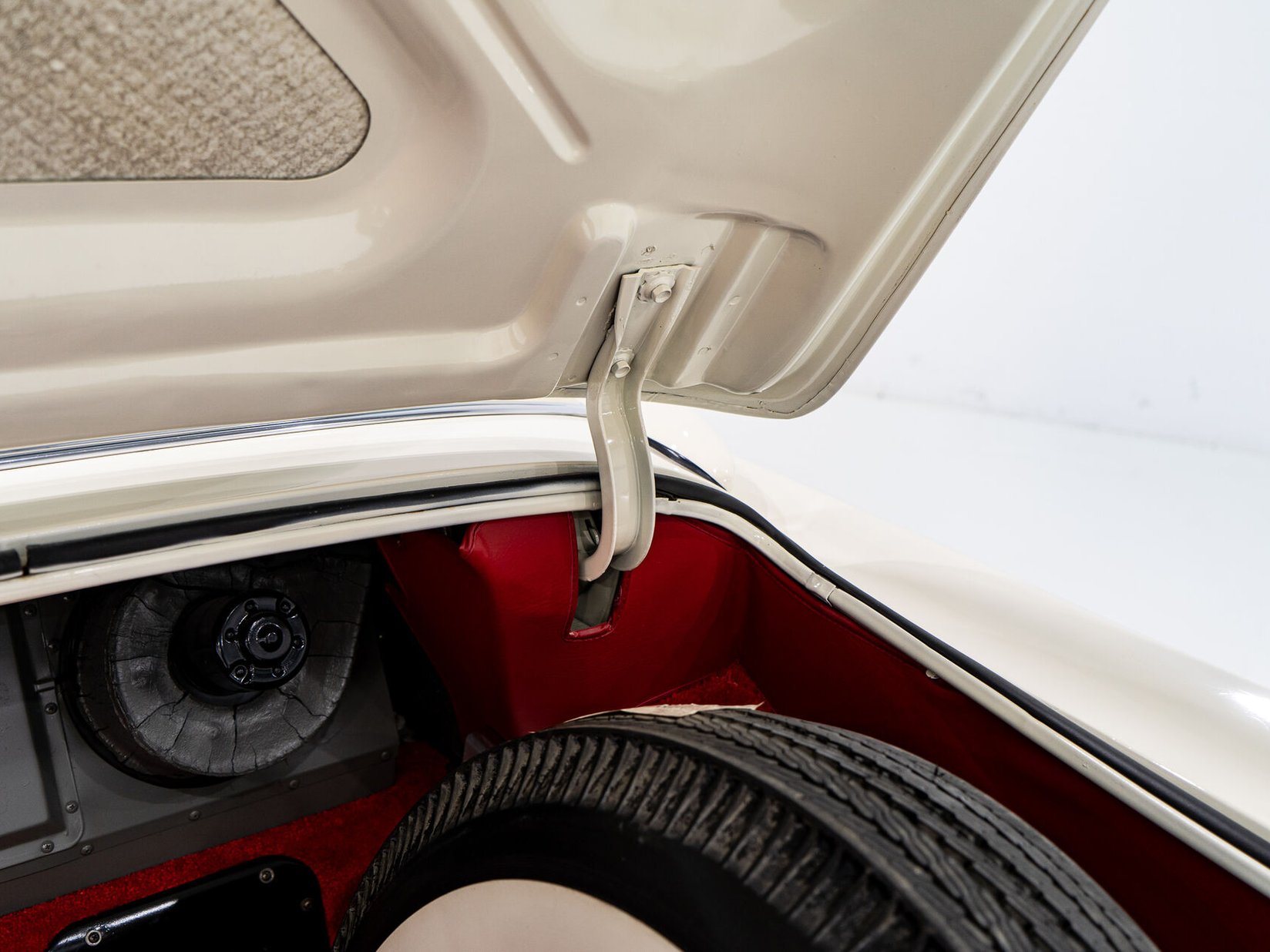 1956 Cadillac Eldorado Seville With Factory A/C | PRIX EN USD White Montreal - photo #91