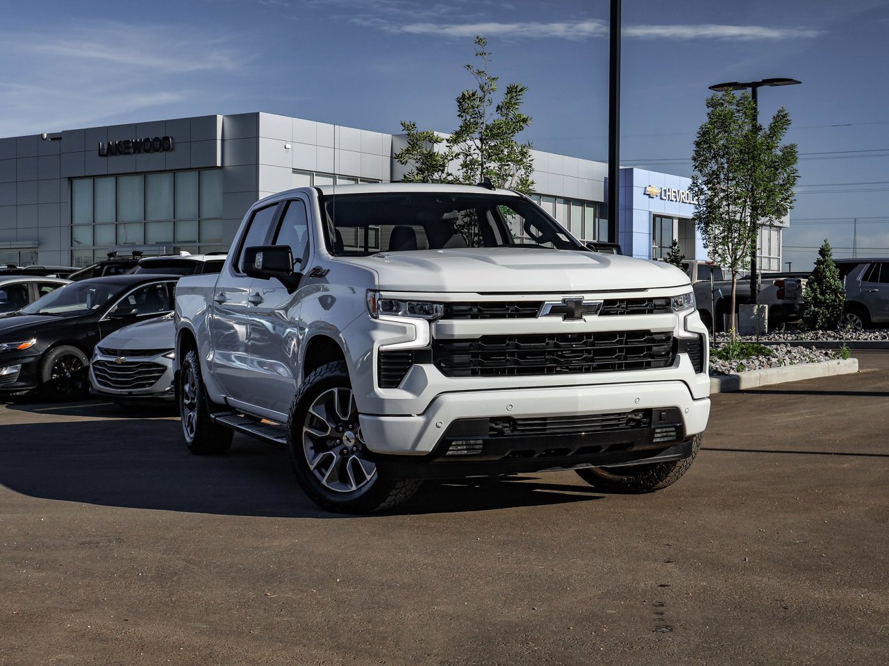 2024 Chevrolet Silverado 1500 4WD Crew Cab 147 RST White Sherwood Park - photo #1