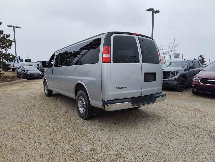 2025 Chevrolet Express 3500 Passenger 2025 Grey