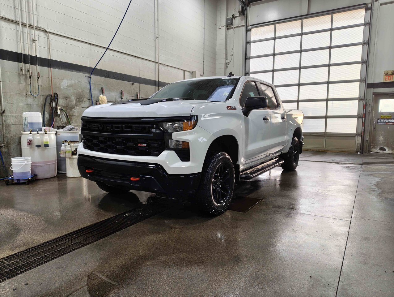 2024 Chevrolet Silverado 1500 4WD Crew Cab 147 Custom Trail Boss White Sherwood Park - photo #3