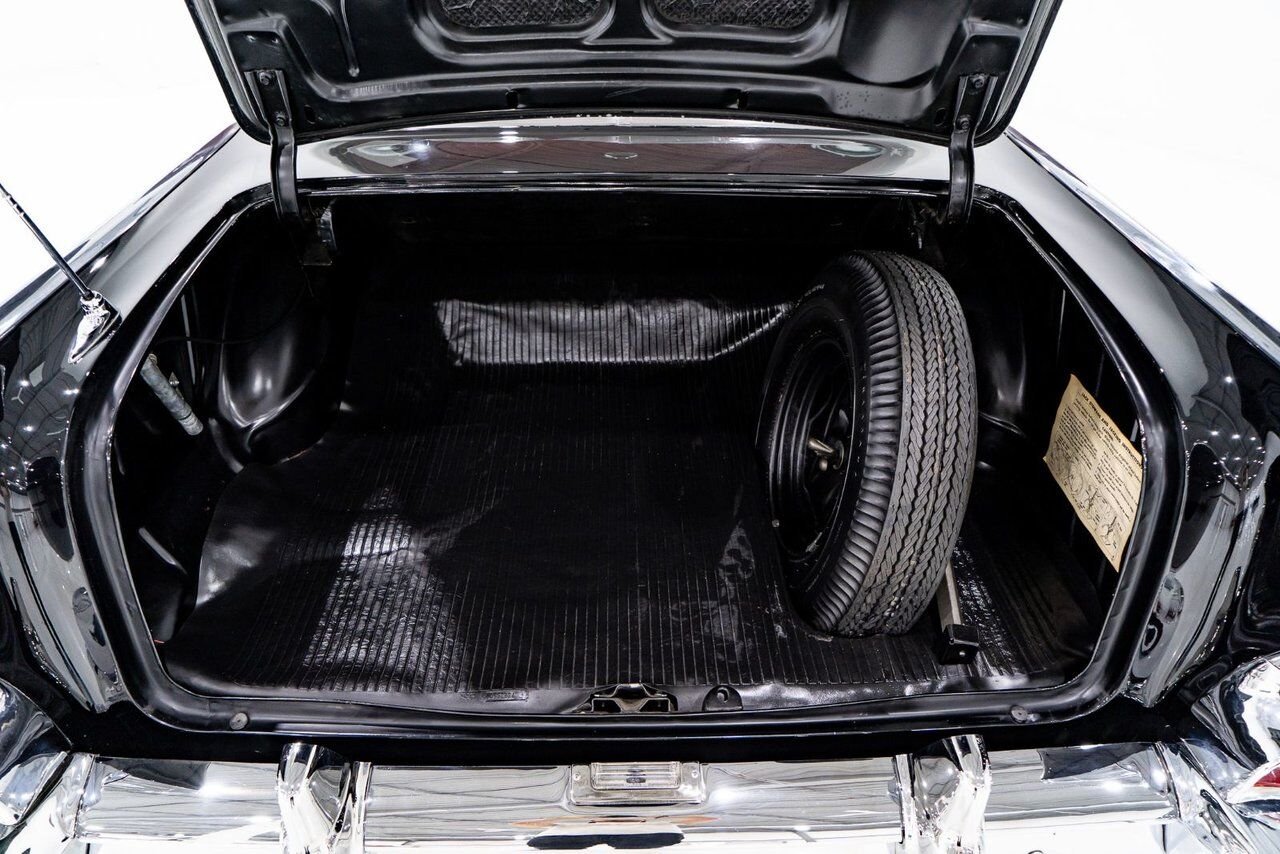 Chevrolet Bel Air Beautifully presented. Restored in desirable color combo | PRIX EN USD 1957 Noir Montréal - photo #21